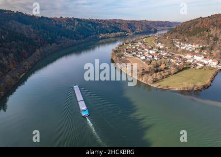 Bulk Carrier transportiert Fracht entlang der Donau Stockfoto
