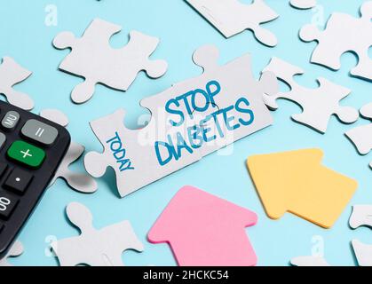 Handschrift Text Diabetes stoppen. Konzeptuelles Foto Blutzuckerspiegel ist höher als normal Injektion Insulin Aufbau eines unfertigen weißen Jigsaw Muster Stockfoto