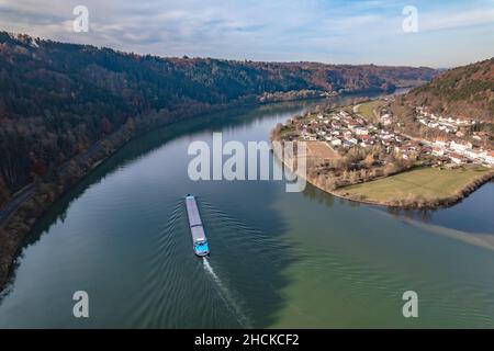 Bulk Carrier transportiert Fracht entlang der Donau Stockfoto