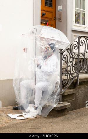 Basel, Schweiz - Februar 21. Ein einziger Karnevalsschwärmer in einem provisorischen Hazmat-Kostüm Stockfoto