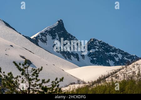 VALLDAL, NORWEGEN - 2020. MAI 31. Große Berge mit Schnee bedeckt in Norwegen. Stockfoto