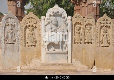 Alte indische Skulpturen und paterned in Indien. Kunstwerke in Tempeln aus dem 10th. Jahrhundert, historische Menschen, altes Leben. Stockfoto