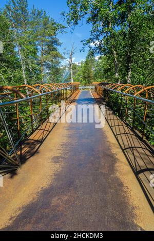 VALLDAL, NORWEGEN - 2020. MAI 31. Touristenattraktion Gudbrandsjuvet befindet sich im Valldalen Stockfoto