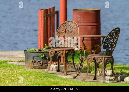 ÅNA-SIRA, NORWEGEN - SEPTEMBER 08. Wunderschöne rostige Eisenmöbel im Freien. Stockfoto