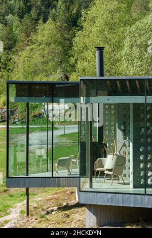 VALLDAL, NORWEGEN - 2020. MAI 31. Touristenattraktion in Norwegen, Europa. Der Aussichtspunkt bei Gudbrandsjuvet im Valldalen Tal. Stockfoto