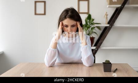 Gestresste Geschäftsfrau Gefühl starke Kopfschmerzen massieren Tempel erschöpft von Überlastung, müde überwältigt Dame leitende Angestellte leiden Stockfoto