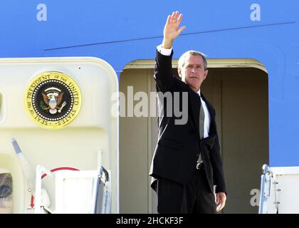 Datei-Foto vom 20/07/01 des damaligen US-Präsidenten Bush, der mit Air Force One aus Brize Norton, Oxfordshire, abfliegt, um zum Gipfel G8 in Genua, Italien, zu fliegen. Nach den kürzlich veröffentlichten offiziellen Zeitungen gab George W. Bush zu, dass er bei seinem ersten Treffen mit dem britischen Botschafter in den USA, Sir Christopher Meyer, wenig über internationale Angelegenheiten wusste, der sagte, dass die Weltsicht des zukünftigen US-Präsidenten auf „texanische und mexikanische Horizonte“ beschränkt sei. Ausgabedatum: Donnerstag, 30. Dezember 2021. Stockfoto