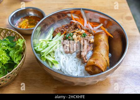 Berühmte vietnamesische Küche – gegrillte Schweinefleisch- und Reisnudeln Stockfoto