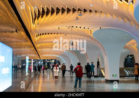 SHANGHAI, CHINA - 30. DEZEMBER 2021 - die U-Bahn-Linie 14 wird am 30. Dezember 2021 in Shanghai, China, eröffnet. Unter ihnen die abgehängte Decke von Yuyuan Statio Stockfoto