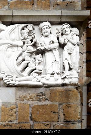 Romanischer (normannischer) Fries an einer Wand in der Lincoln Cathedral, England, der Christus darstellt, der Seelen im Himmel willkommen heißt. Stockfoto