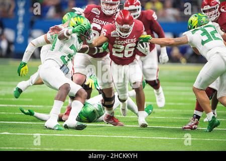 San Antonio, TX, USA. 29th Dez 2021. Oklahoma Sooners Kennedy Brooks #26 in Aktion beim NCAA Valero Alamo Bowl gegen Oregon Ducks im Alamodome in San Antonio, TX. Mario Cantu/CSM/Alamy Live News Stockfoto