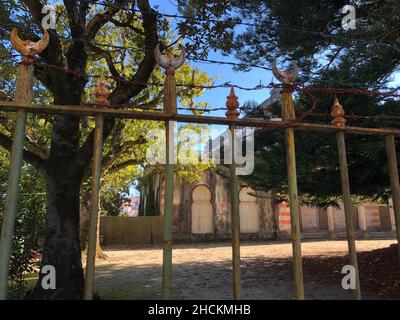 Sintra, Portugal, verlassene maurische Architektur Burg historische Sehenswürdigkeiten, außerhalb des Zauns, geheimnisvolle Villa Stockfoto