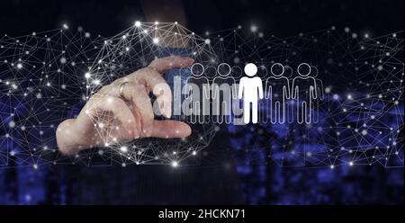 Personalwesen, Organisationsstruktur für die Beziehungen zu den Völkern. Hand halten digitales Hologramm Human, Leader Zeichen auf Stadt dunkel verschwommen Hintergrund. Rekrutierer Stockfoto