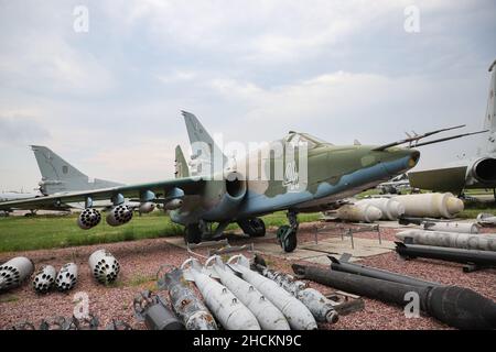 KIEW, UKRAINE - 01. AUGUST 2021: Die ukrainische Luftwaffe Sukhoi Su-25 Grach wurde im Oleg Antonov State Aviation Museum ausgestellt Stockfoto