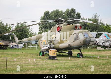 KIEW, UKRAINE - 01. AUGUST 2021: Ukrainische Luftwaffe Mil Mi-8T Hip im Oleg Antonov State Aviation Museum ausgestellt Stockfoto