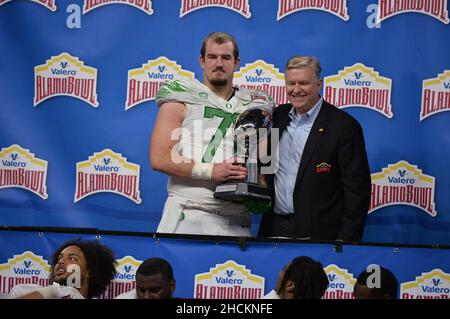 San Antonio, TX, USA. 29th Dez 2021. Alex Forsyth (78), Offensivspieler von Oregon Ducks, gewinnt den Beleidigung-Spieler-Award während des Valero Alamo Bowl-Spiels zwischen der University of Oklahoma Sooners und der University of Oregon Ducks im Alamodome Stadium in San Antonio, TX. Oklahoma Sooners gewinnt den Valero Alamo Bowl gegen Oregon Ducks, 47-32. Patrick Green/CSM/Alamy Live News Stockfoto