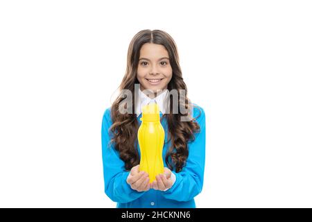 Genießen Sie Joghurt zum Frühstück. Glückliches Kind halten gelbe Flasche isoliert auf weiß. Genießen Sie jeden Schluck Stockfoto