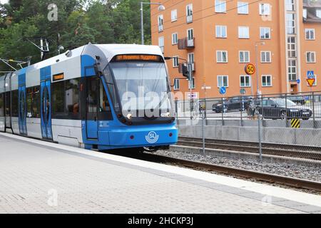 Stockholm, Schweden - 16. August 2021: Die Straßenbahn vom Flughafen Bromma auf der Tvarban-Straßenbahn an der Haltestelle Alvik. Stockfoto