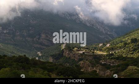 Schöner Blick auf das Massiv der Sainte-Baume in der Provence, Frankreich an bewölktem Tag im Herbst mit gewundener Landstraße D2 und Felsen. Stockfoto