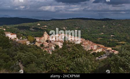 Schöner Blick auf das historische Zentrum des kleinen Dorfes Ramatuelle, Frankreich, auf einem Hügel an der Französischen Riviera, an bewölktem Tag in der Herbstsaison gelegen. Stockfoto