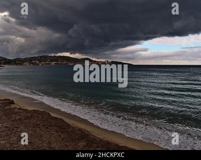 Blick auf das Nordufer des Golfs von Saint-Tropez an der mittelmeerküste an stürmischen Herbsttag mit der Stadt Sainte-Maxime an der französischen Riviera. Stockfoto