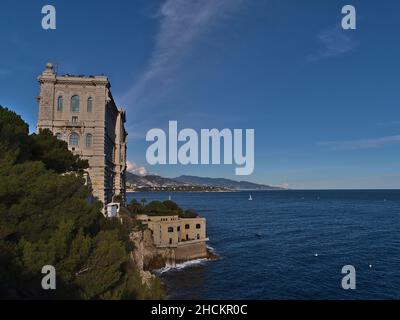 Schöner Blick auf die mittelmeerküste von Monaco mit dem berühmten Ozeanographischen Museum (Musee Oceanographique) in einem alten Gebäude. Stockfoto