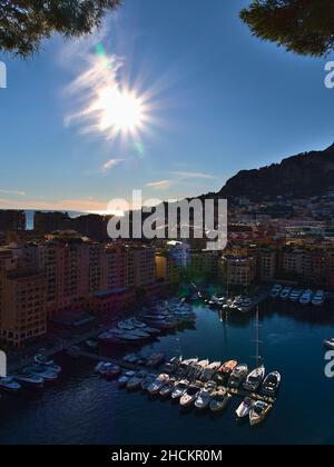 Wunderschöne Stadtlandschaft von Monaco an der französischen Riviera bei nachmittäglicher Sonneneinstrahlung mit Andockbooten am Yachthafen Port de Fontvieille. Stockfoto