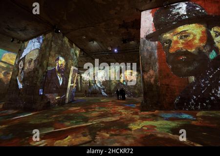 Bunte Lichtshow über Cézanne und Kandinsky in les Baux-de-Provence, Südfrankreich Stockfoto