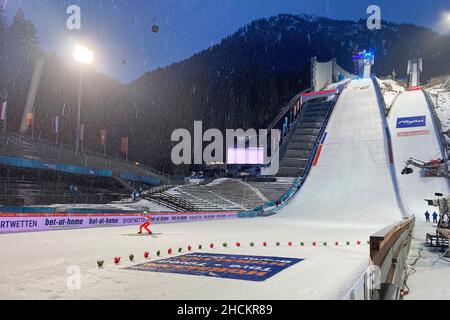 Überblick über die Schanzenanlage ohne Zuschauer, leere Stände, Stände, keine Skisprungfans, Geisterspringen. Skispringen, Internationales Vierschanzentournee 70th 2021/22, Auftaktwettbewerb in Oberstdorf, AUDI ARENA am 29th. Dezember 2021. Â Stockfoto