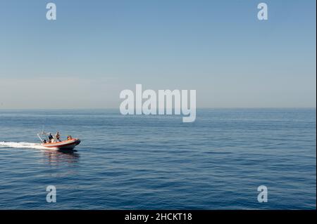 Europa, Italien, Stadt Camogli am Mittelmeer in Ligurien. Starres Schlauchboot Stockfoto