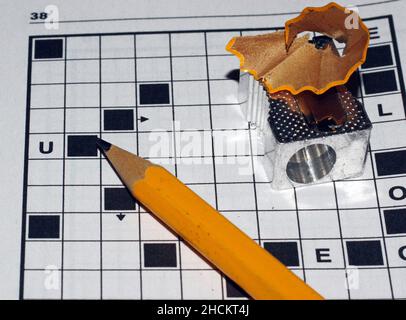 Kreuzworträtsel auf dem Tisch Stockfoto