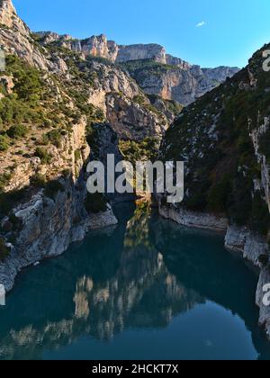 Blick auf den Eingang der berühmten Schlucht Verdon Gorge (Gorges du Verdon) in der Provence, Frankreich von der Brücke Pont du Galetas mit Felsen und Reflexionen gesehen. Stockfoto