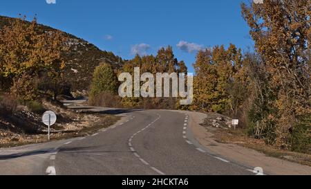 Blick auf die Landstraße D955 in der Nähe von Montferrat und Camp de Canjuers in der Nähe der Schlucht Verdon in der Region Provence, Südfrankreich an sonnigen Herbsttag. Stockfoto