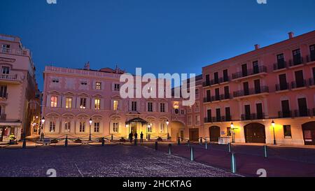 Nachtansicht des berühmten Place du Palais im historischen Zentrum von Monaco (Monaco-Ville) an der französischen Riviera nach Sonnenuntergang mit alten Gebäuden. Stockfoto