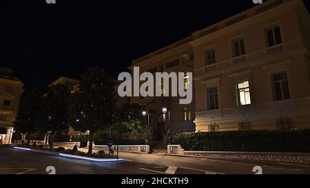 Nachtansicht des Staatsministeriums von Monaco (Ministere d'Etat) befindet sich in einem alten Gebäude im historischen Viertel Monaco-Ville mit leerer Straße. Stockfoto