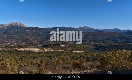 Schöner Blick über idyllische Landschaft in der Nähe des ländlichen Dorfes Trigance in der Provence in Südfrankreich an sonnigen Tagen in der Herbstsaison mit Bergen. Stockfoto