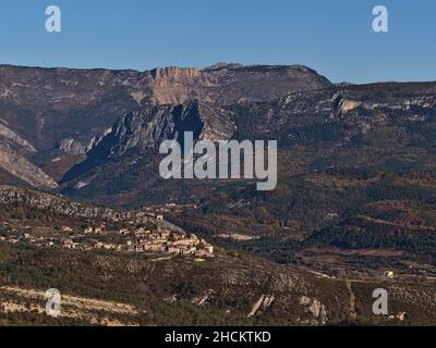 Schöne Aussicht auf das kleine Dorf Trigance in der Provence Region im Süden von Frankreich in der Herbstsaison von einer atemberaubenden Landschaft von Bergen umgeben. Stockfoto