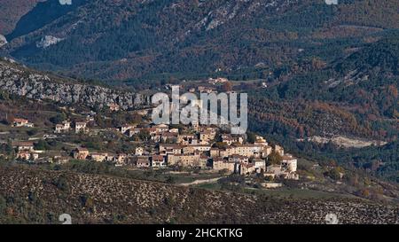 Schöne Aussicht auf das kleine Bergdorf Trigance in einer ländlichen Region der Provence in Südfrankreich mit historischer Burgruine und alten Gebäuden. Stockfoto