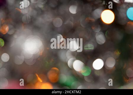 Verschwommener Hintergrund, Abstraktion eines hellen Urlaubs, Party, Neujahr, mehrfarbige Lichter Stockfoto