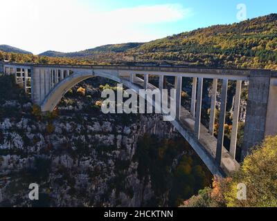 Blick auf die Straßenbrücke Pont de l'Artuby, die aus Stahlbeton gebaut wurde und die majestätische Schlucht Verdon Gorge in der Provence in Südfrankreich überspannt. Stockfoto