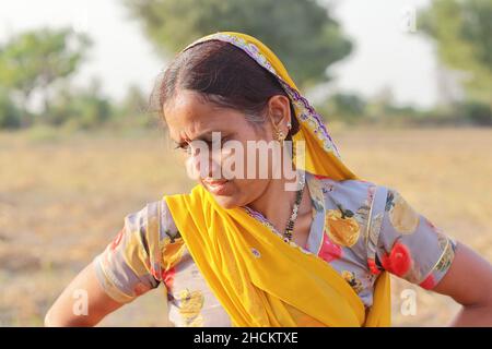 Pali Rajasthan, Indien – 28. Oktober 2021. Nahaufnahme eines indischen jungen Bauern Dame stand mit einem gelben Rajasthani Schleier wie pro die cust Stockfoto