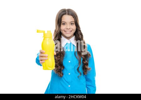 Glückliches Mädchen geben gelbe Plastikflasche. Flüssigkeitszufuhr. Holen Sie sich Hydratation aus der Ernährung Stockfoto