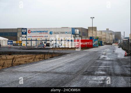 30. Dezember 2021, Brandenburg, Grünheide: Blick auf die Baustelle der zukünftigen Tesla Gigafactory Berlin Brandenburg. Tesla hat nach Angaben der Landesregierung Brandenburg die fehlenden Unterlagen für das Genehmigungsverfahren eingereicht. Foto: Christophe Gateau/dpa Stockfoto