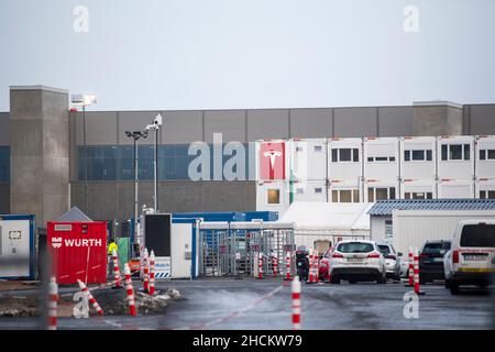 30. Dezember 2021, Brandenburg, Grünheide: Das Firmenlogo hängt am Eingang zur zukünftigen Tesla Gigafactory Berlin Brandenburg. Tesla hat nach Angaben der Landesregierung Brandenburg die fehlenden Unterlagen für das Genehmigungsverfahren eingereicht. Foto: Christophe Gateau/dpa Stockfoto