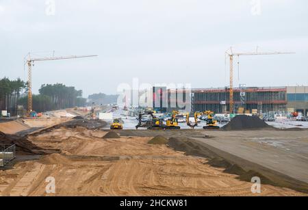 30. Dezember 2021, Brandenburg, Grünheide: Blick auf die Baustelle der zukünftigen Tesla Gigafactory Berlin Brandenburg. Tesla hat nach Angaben der Landesregierung Brandenburg die fehlenden Unterlagen für das Genehmigungsverfahren eingereicht. Foto: Christophe Gateau/dpa Stockfoto