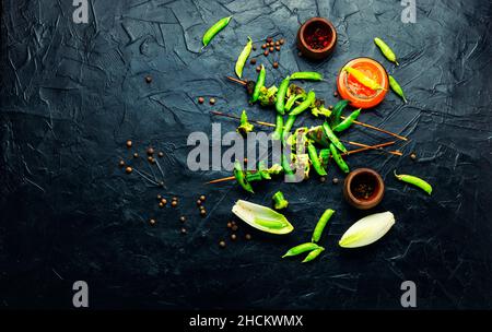 Gemüsekebab mit Brokkoli, grünen Erbsen und Okra.geröstetes Gemüse auf Stick.Copy space, Draufsicht Stockfoto