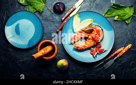 Gebratenes Lachssteak mit Feigen.gebackene Forelle mit Garnierung Stockfoto