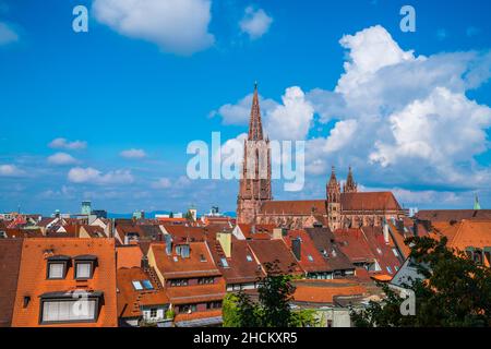 Deutschland, Freiburg im Breisgau Stadtpanorama des münster, umgeben von roten Dächern der Altstadt, Luftaufnahme über den Häusern und der Skyline Stockfoto