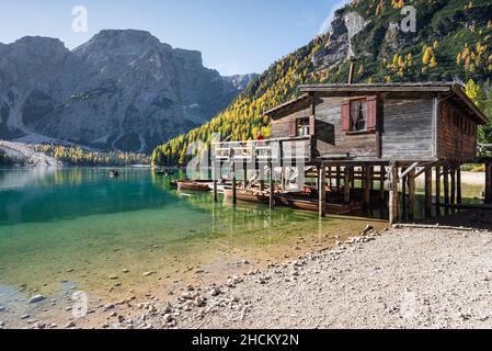 Die Holzhütte auf Pfosten mit dem Bootsverleih am Pragser See vor dem Seekofel in den Dolomiten, Südtirol, Italien Stockfoto