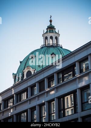 Wien, Österreich - September 25 2021: Wien Museum und Dom der Karlskirche oder Karlskirche Stockfoto